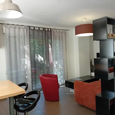 Apartman Immocite - Agreable Avec Sa Grande Agreable Terrasse Et Terrain Clos ! Mae-6694 *